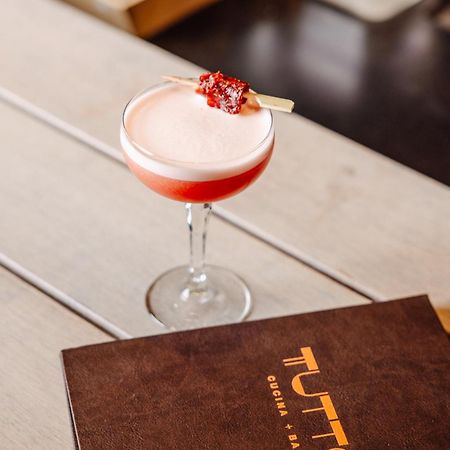 Peppers Waymouth Hotel Adelaide Exteriér fotografie A Clover Club cocktail