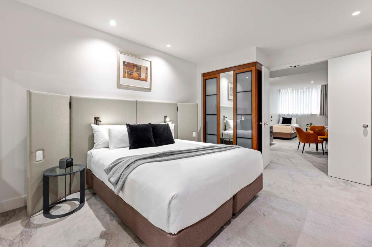 Peppers Waymouth Hotel Adelaide Exteriér fotografie A bedroom at the hotel
