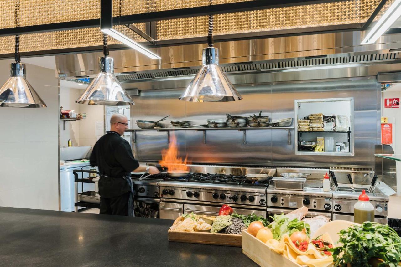 Peppers Waymouth Hotel Adelaide Exteriér fotografie A chef working in a restaurant kitchen