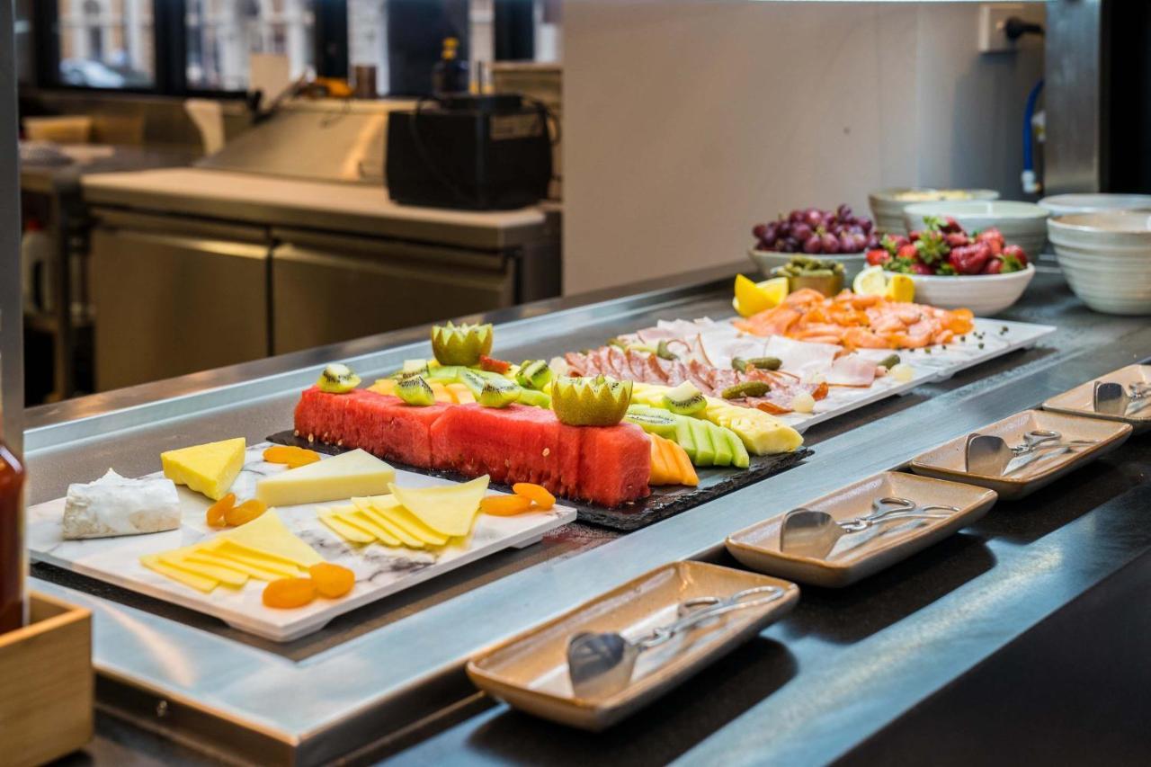 Peppers Waymouth Hotel Adelaide Exteriér fotografie A buffet at a hotel