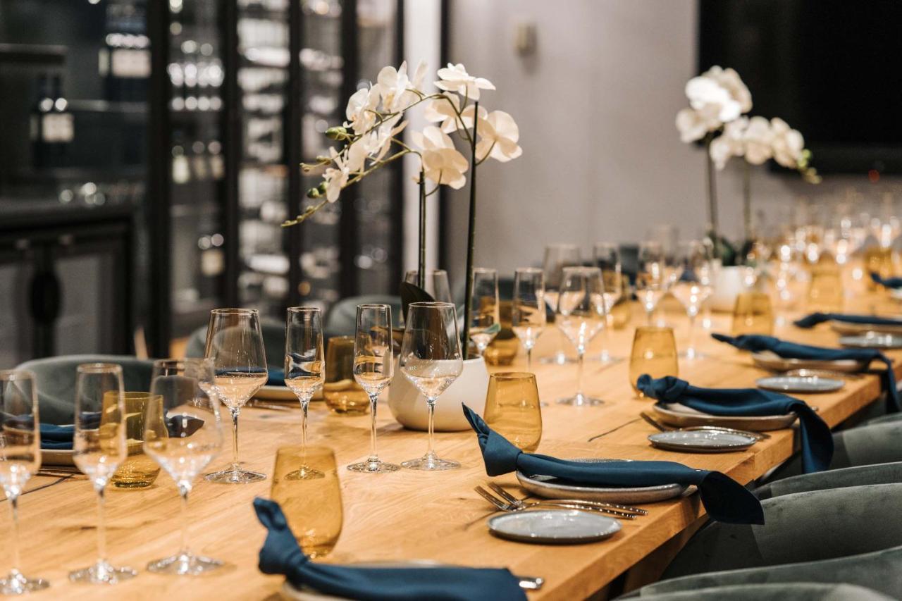 Peppers Waymouth Hotel Adelaide Exteriér fotografie The table at the 2019 World Wine Awards