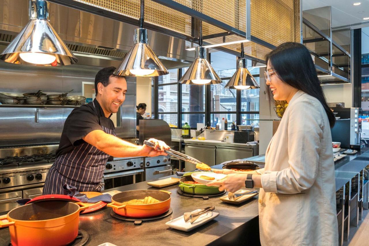 Peppers Waymouth Hotel Adelaide Exteriér fotografie A chef serving food at a restaurant