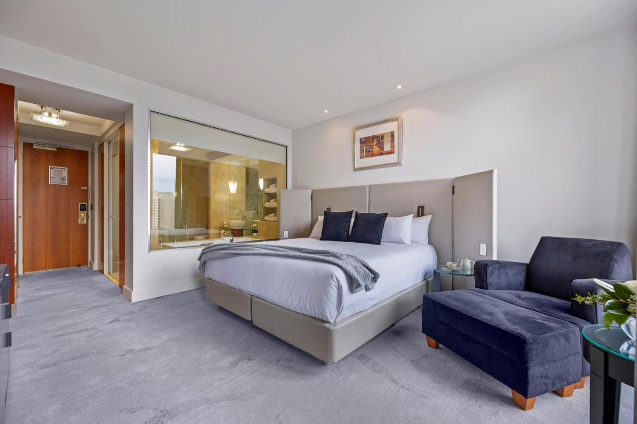 Peppers Waymouth Hotel Adelaide Exteriér fotografie A bedroom at the hotel